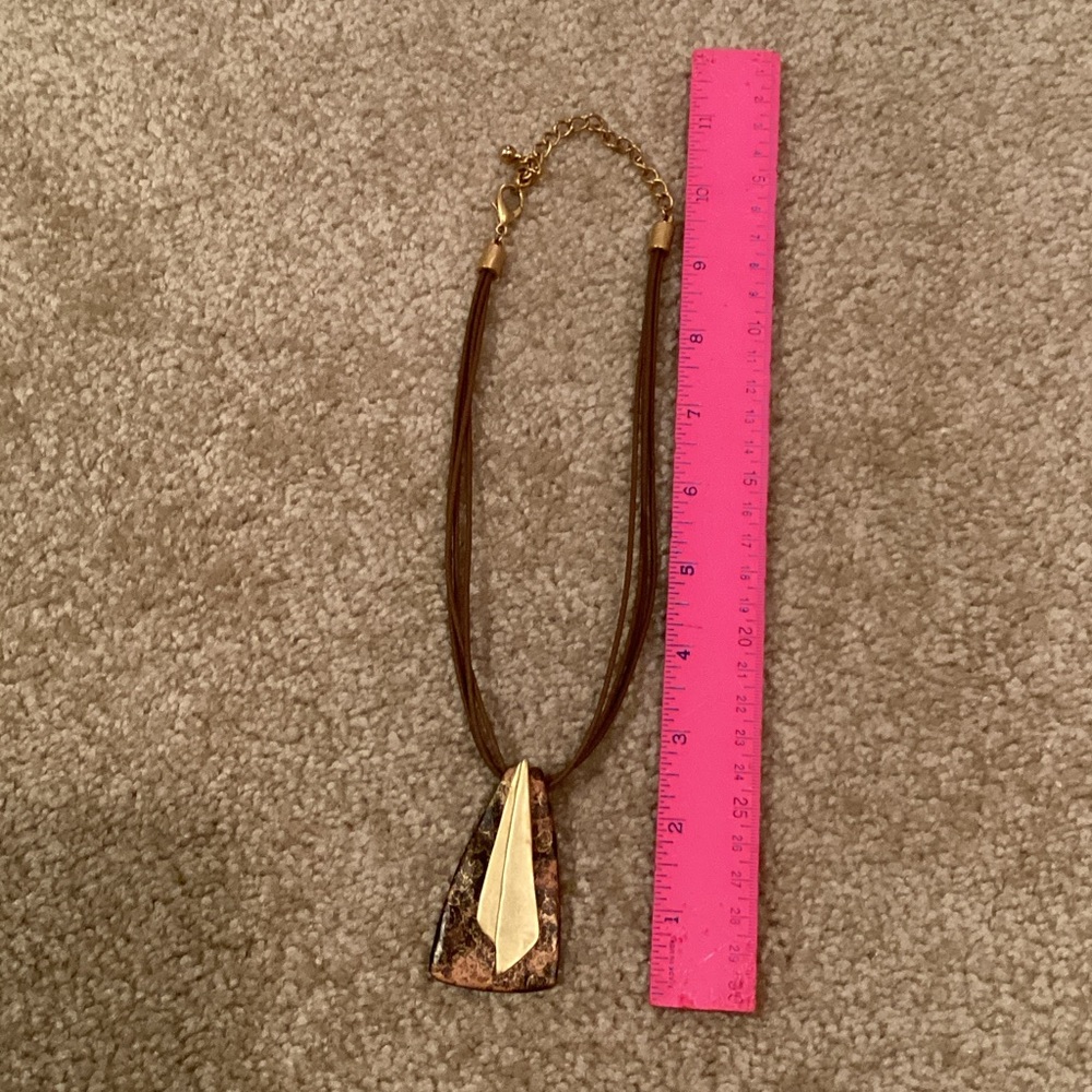 Elegant Gold and Brown Pendant Necklace